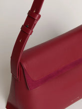 Carica l'immagine nel visualizzatore di Gallery, Borsa a spalla eco Burgundy "M-M"