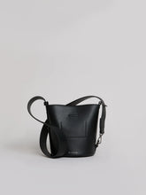 Carica l'immagine nel visualizzatore di Gallery, Borsa piccola a secchiello eco Nero "M-M"