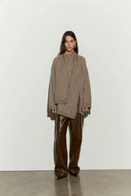 Carica l'immagine nel visualizzatore di Gallery, Maglione beige con sciarpa "ISABELLE BLANCHE
