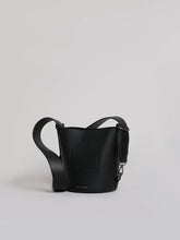 Carica l'immagine nel visualizzatore di Gallery, Borsa piccola a secchiello eco Nero "M-M"
