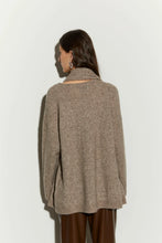 Carica l'immagine nel visualizzatore di Gallery, Maglione beige con sciarpa "ISABELLE BLANCHE
