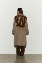 Carica l'immagine nel visualizzatore di Gallery, Cappotto beige "ISABELLE BLANCHE"
