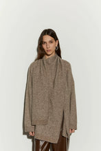 Carica l'immagine nel visualizzatore di Gallery, Maglione beige con sciarpa "ISABELLE BLANCHE
