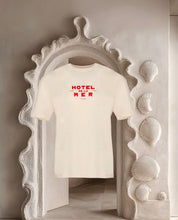 Carica l'immagine nel visualizzatore di Gallery, HOTEL DE LA MER t-shirt unisex "MIMI A LA MER"
