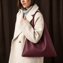 Carica l'immagine nel visualizzatore di Gallery, Eva Bag burgundy "ARRON"
