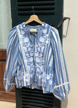Carica l'immagine nel visualizzatore di Gallery, Juliane Top Blue "SISSEL EDELBO"
